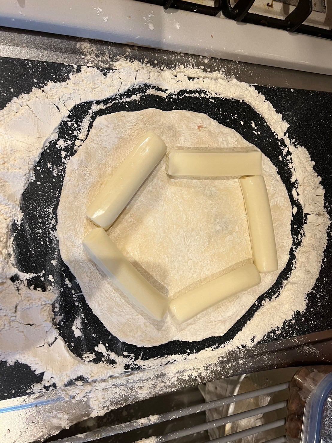 生地の端に棒状のチーズを置く。