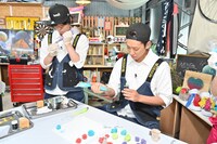 左から、加藤シゲアキ、小山慶一郎。(c)TBS