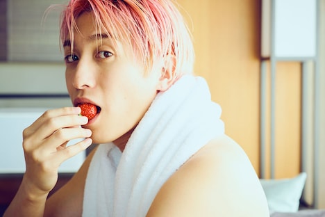 「兼近大樹 1st写真集『虚構』」掲載カット。