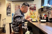 ビジホ近くの居酒屋で一杯やるケンドーコバヤシ。(c)BS朝日