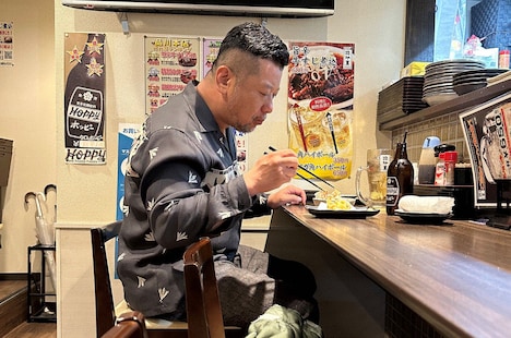 ビジホ近くの居酒屋で一杯やるケンドーコバヤシ。(c)BS朝日