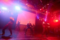 スーズ高見とらぶおじさんの“被りダンス”。高見の姿はらぶおじさんが被っていてほぼ見えない。ほかメンバーは“ワニ”で応援。