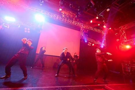 スーズ高見とらぶおじさんの“被りダンス”。高見の姿はらぶおじさんが被っていてほぼ見えない。ほかメンバーは“ワニ”で応援。