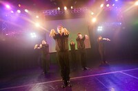 「maddy muddy」を披露するZiDol feat.らぶおじさん。