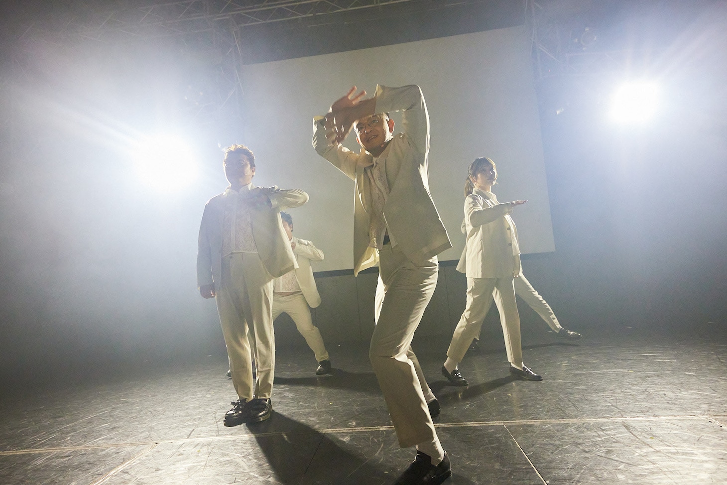 「似非デレラ」を披露するZiDol。