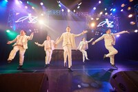 「似非デレラ」を披露するZiDol。