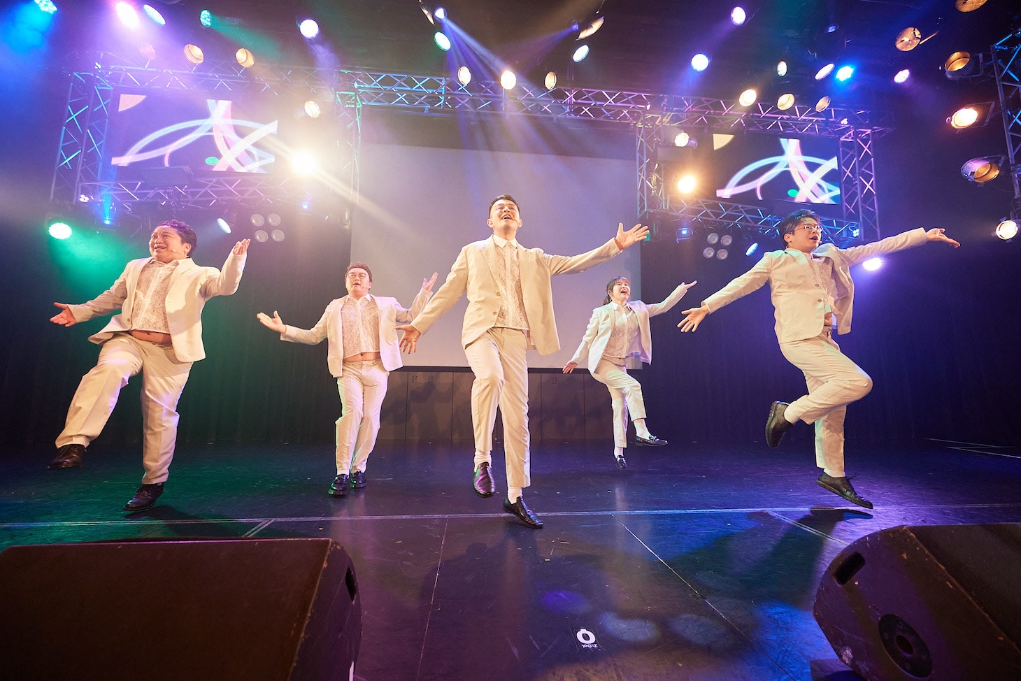 「似非デレラ」を披露するZiDol。