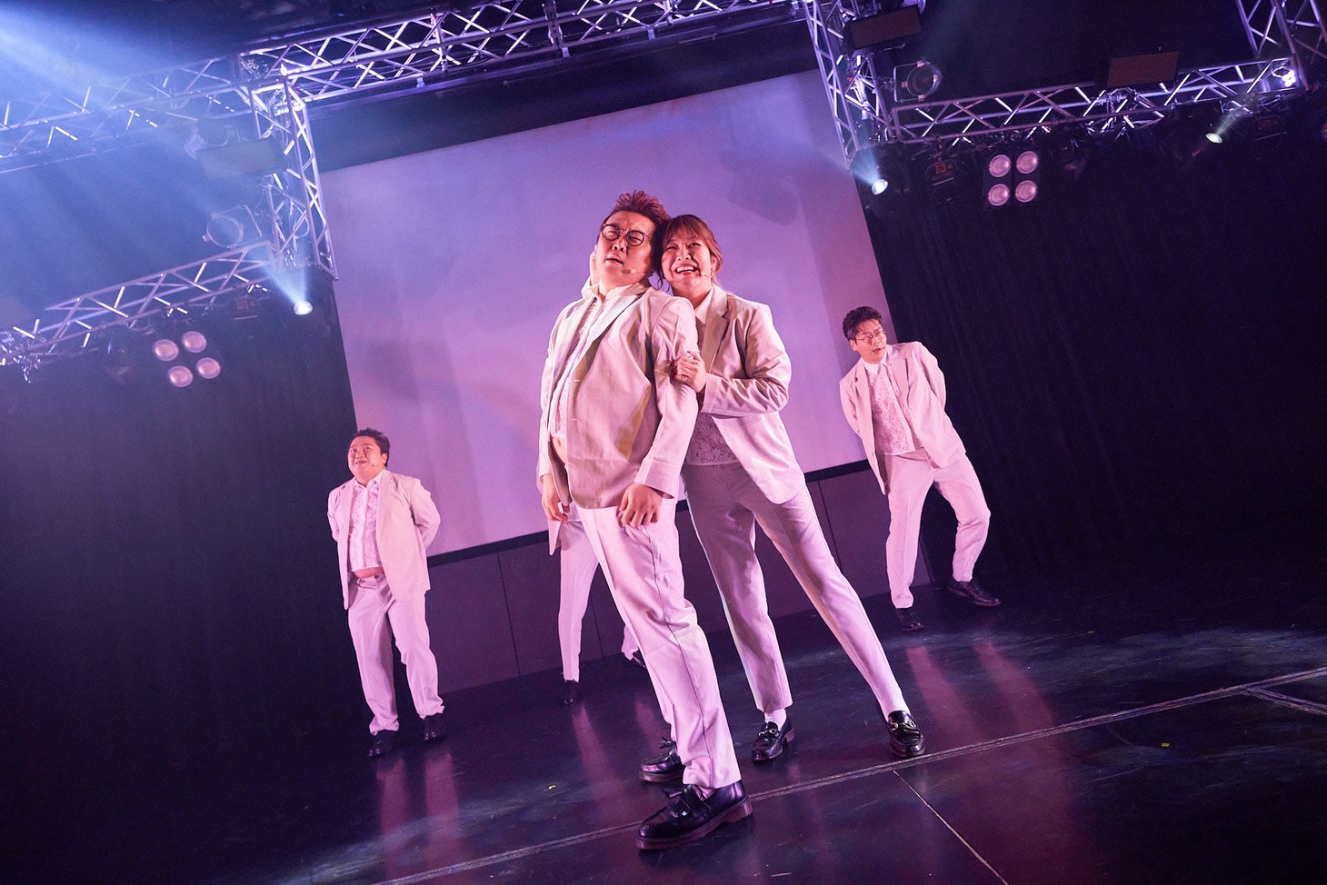 「似非デレラ」を披露するZiDol。