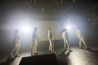 「似非デレラ」を披露するZiDol。