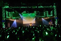 オリジナルソングを歌唱するニッポンの社長・ケツ。