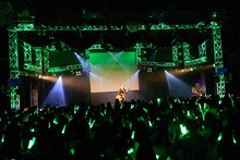 オリジナルソングを歌唱するニッポンの社長・ケツ。