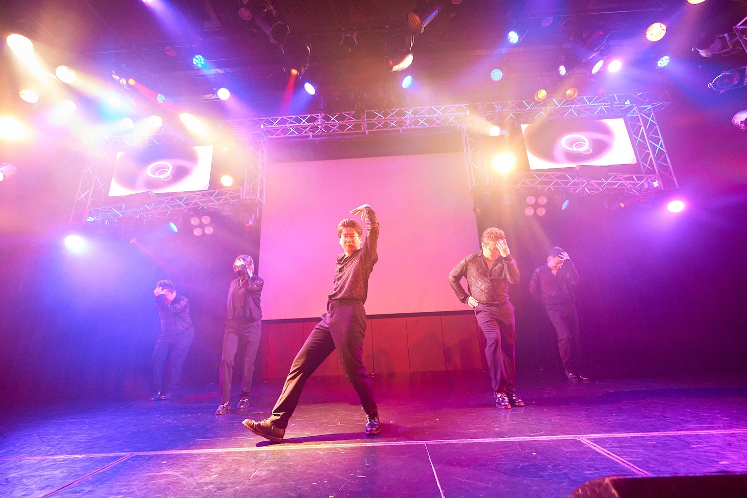 「today is まにまに」を披露するZiDol。