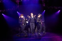 「today is まにまに」を披露するZiDol。