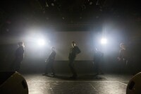 「today is まにまに」を披露するZiDol。