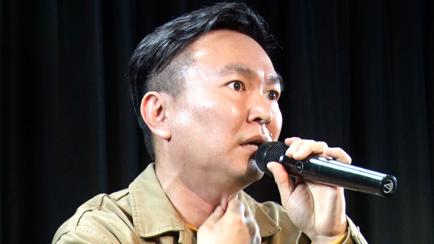 手動ビブラートを披露するかまいたち山内。