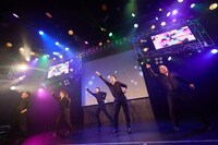 「today is まにまに」を披露するZiDol。