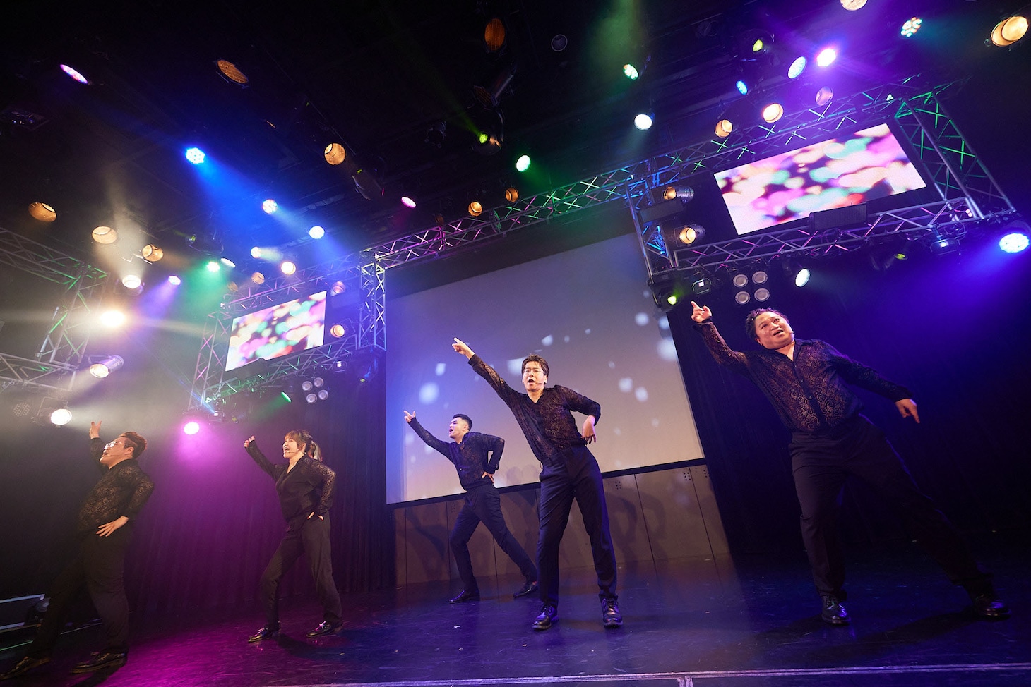 「today is まにまに」を披露するZiDol。