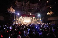 メンバーカラーのペンライトが光る会場。