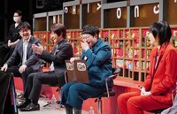 MC陣。左から土田晃之、内村光良、ハリセンボン。