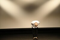 単独ライブの幕を閉じるみなみかわ。