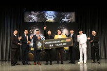 優勝した金魚番長（中央）と、審査を務めたチョコレートプラネット長田、ナイツ塙、笑い飯・哲夫、佐久間一行、NON STYLE石田、かもめんたる・う大（左から）。