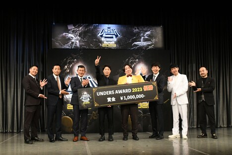 前回大会の様子。優勝した金魚番長(中央)と、審査を務めたチョコレートプラネット長田、ナイツ塙、笑い飯・哲夫、佐久間一行、NON STYLE石田、かもめんたる・う大(左から)。