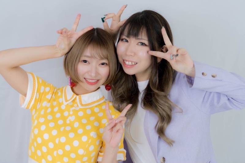 マジョリ缶。左がいしだ、右が相方のまゆぞー。