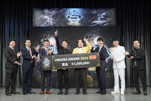 優勝した金魚番長（中央）と、審査を務めたチョコレートプラネット長田、ナイツ塙、笑い飯・哲夫、佐久間一行、NON STYLE石田、かもめんたる・う大（左から）。（写真：吉本興業提供）