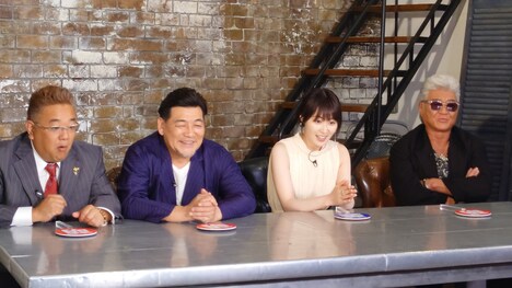 左から、サンドウィッチマン、高山一実、小沢仁志。(c)フジテレビ