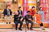 スタジオ出演者たち。(c)フジテレビ