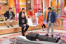 「ホンマでっか!?TV」で鬼越トマホークが「眠る姿勢大喜利」を求められるワンシーン。(c)フジテレビ
