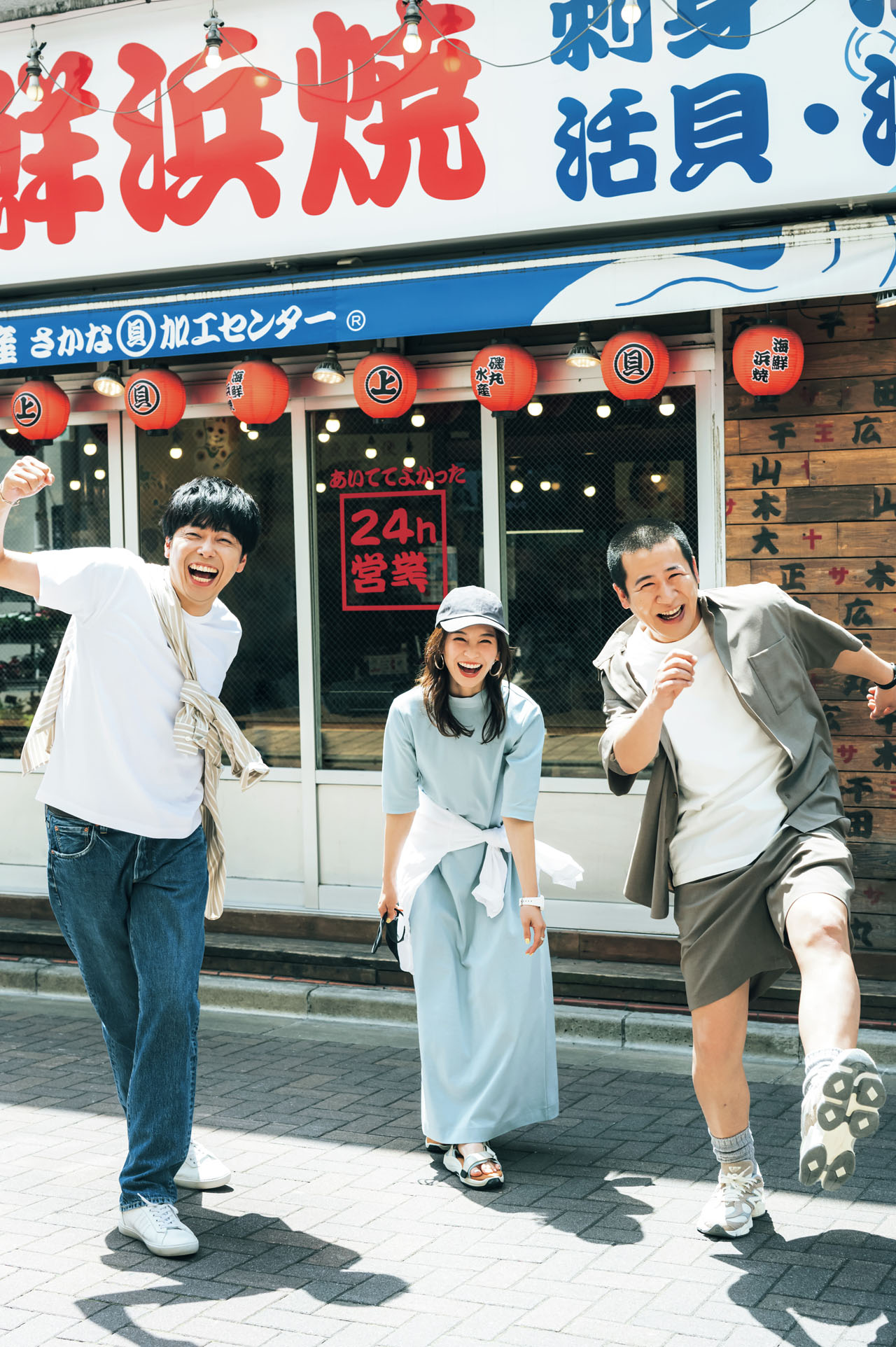 磯丸水産前で、ほのかとコットンのスリーショット。 「芸人仲間との飲み会は大衆居酒屋が多い」と西村。