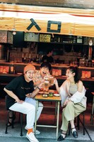 浅草の居酒屋にて、生見愛瑠とコットン。