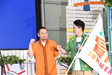 ガッツポーズしている大悟に何やらツッコミを入れているノブ（右）。