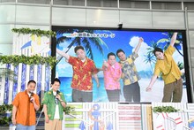 副団長のダイアン＆かまいたちのコメントVTRを鑑賞する団長の千鳥。