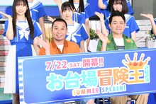 フォトセッションに臨む千鳥ら。