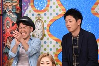 左からブルーレディ佐野、島田秀平。(c)読売テレビ