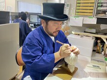 髭男爵・山田ルイ53世を崇拝するあまり、シルクハットを被ってハンコを作る井ノ口清一氏。