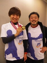 左から南海キャンディーズしずちゃん、梅津正彦氏。(c)日本テレビ