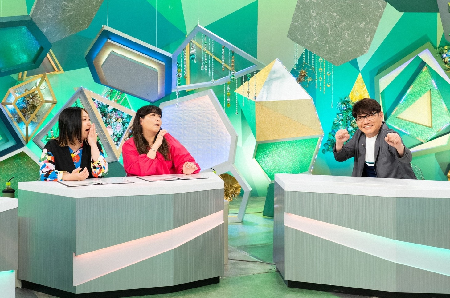左から、海原やすよ ともこ、ずん飯尾。(c)ABCテレビ