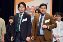 ファイナリスト発表の場に、別の仕事があり途中から参加した令和ロマン。