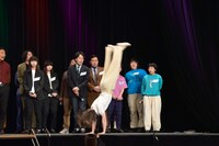 特技の器械体操を披露するダウ90000道上。