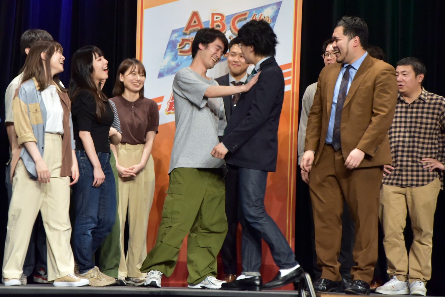 令和ロマンくるまが仲良しのダウ90000蓮見に「どうせ今年もお芝居するんだろ？」などと昨年の「ABCお笑いグランプリ」決勝をふまえて詰め寄るワンシーン。