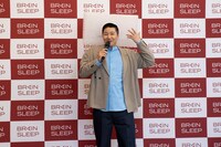 枕を頭に付けたまま語るチョコレートプラネット長田。