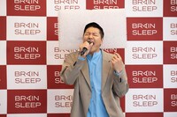 枕を頭に付けたまま熱唱するチョコレートプラネット長田。