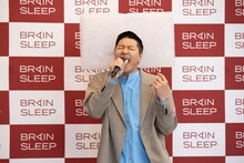 枕を頭に付けたまま熱唱するチョコレートプラネット長田。