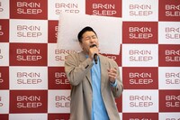 枕を頭に付けたまま熱唱するチョコレートプラネット長田。