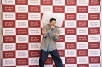 枕を頭に付けたまま熱唱するチョコレートプラネット長田。