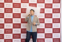 枕を頭に付けたまま熱唱するチョコレートプラネット長田。