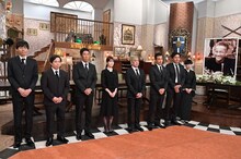 総集編「追悼 初代局長上岡龍太郎」に集った探偵局の面々。(c)ABCテレビ